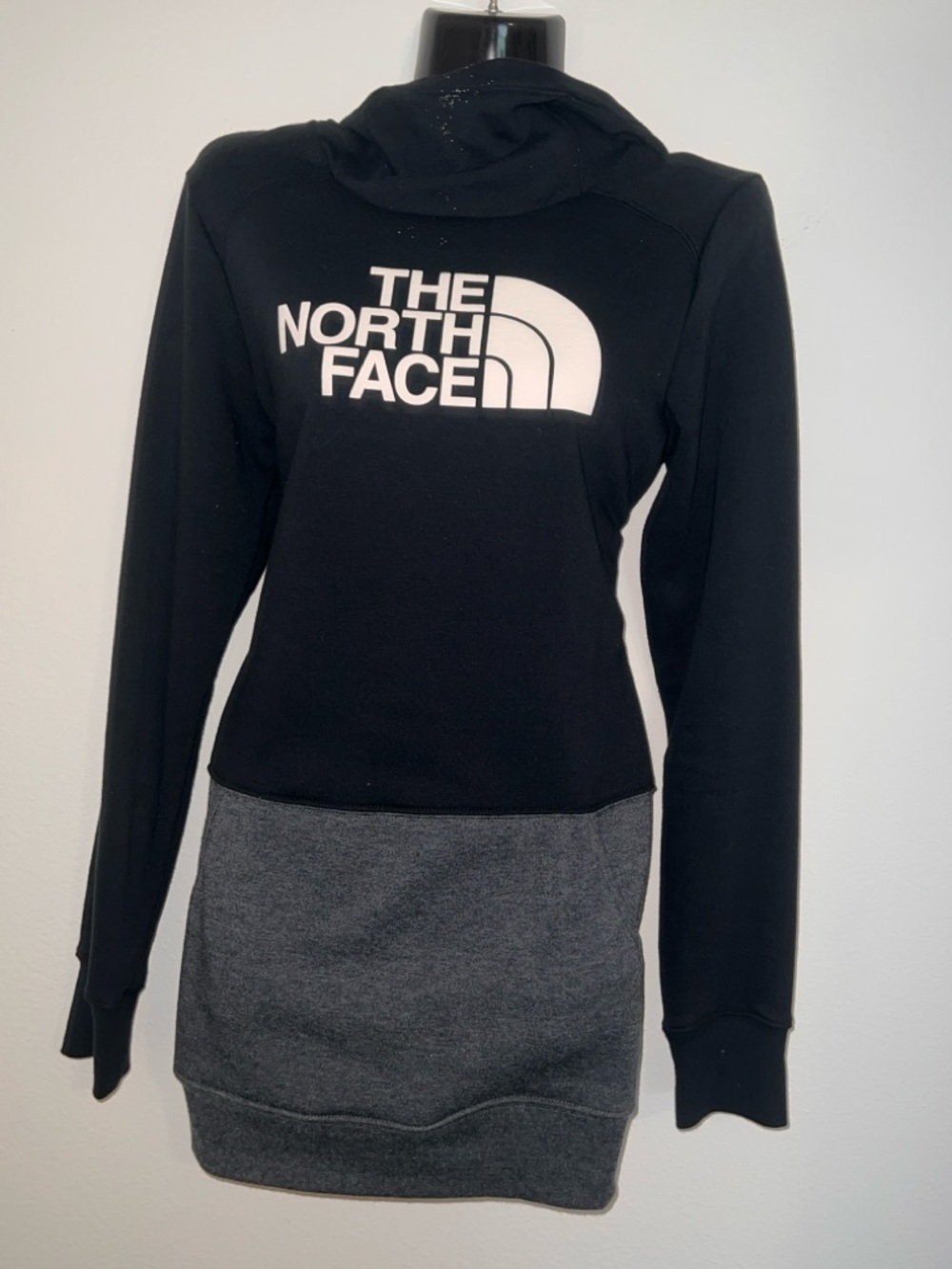 The North Face Women's Small Long Hoodie Sweatshirt Logo Gray Pocket Comfort Act